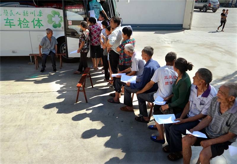 移动体检车造福人民群众，生产厂家为健康护航02