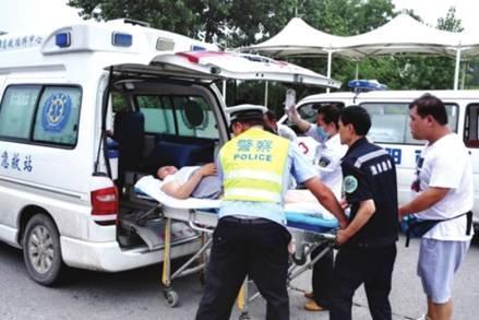 命悬一线牵动人心，救护车临危不乱治病救人_